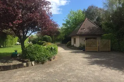 Magnifique lodge unique et privé situé dans des jardins tranquilles