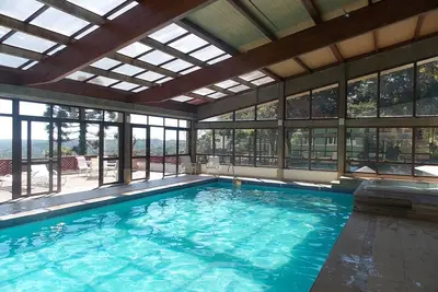 Aparthotel à Gramado, avec Spa, piscine thermale, sauna, cheminée.
