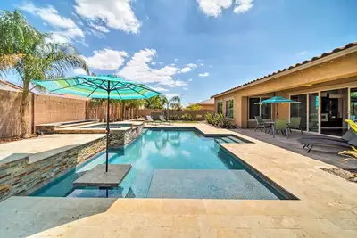 Image de Chic Surprise Home avec piscine, bain Ă remous et green