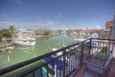 Image de Vue de la marina depuis le balcon privé. Super endroit!