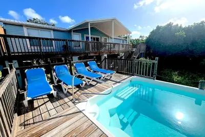Image de Blue Vacation Home, piscine privée chauffée, quai de bateau.