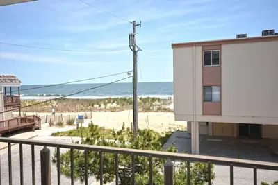 Image de Joli condo décontracté de 2 chambres avec Wi-Fi gratuit et une vue partielle sur l'océan situé dans le centre-ville et à moins d'un pâté de maisons de la plage!