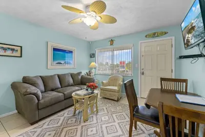 Image de Tropic Breeze Unit 11 Madeira Beach Deuxième Condo étage avec vue sur le Golfe