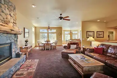 Image de 5 Belknap-Sunriver, Oregon: A / C, bain à remous, barbecue, WiFi, aquatiques Sharc, Tubing Hill, Mt. Bachelor, Golf, Deschutes River, Tennis, Pistes cyclables