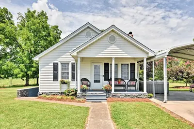 Image de Nouveau! Quaint Elkin «Shady Oaks Farmhouse» avec bain à remous