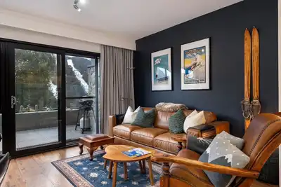 Image de Appartement chaleureux et accueillant avec bain à remous privé sur balcon