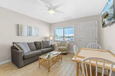 Image de Tropic Breeze Unit 15 Madeira Beach Condo Second Floor Avec vue sur le Golfe