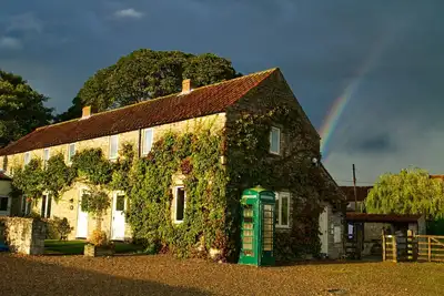 Image de Conversion de ferme Kirkdale Cottage avec chien et poêle à bois