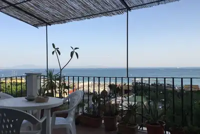 Image de maison marine située dans une petite ville, première de la côte amalfitaine
