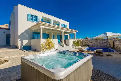 Image de Bien-être et spa Villa Spirini Dvori - piscine saisonnière chauffée, sauna, bain à remous
