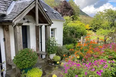 Cozy Garden Cottage pour deux près de la mer et avec vue sur Ben Nevis.