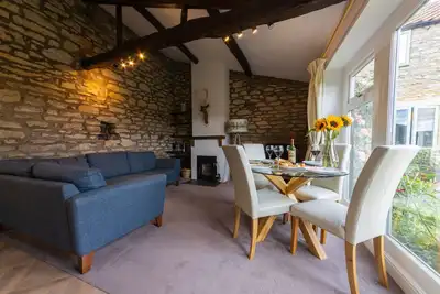 Image de Cottage de plain-pied, avec des caractéristiques traditionnelles et poêle à bois dans la campagne