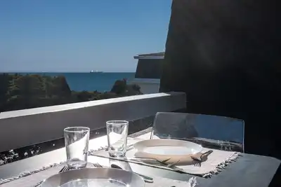 Image de Cozy BeachFront Appartement en face de la plage, du train et du bus.