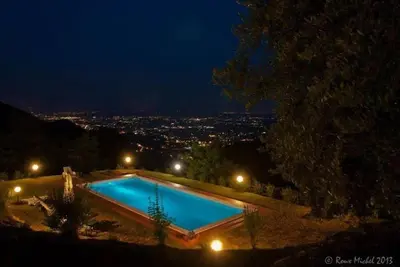 Elégante villa non loin de Lucca dans une zone panoramique avec grand jardin et piscine.