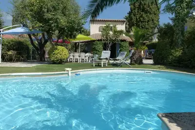 Image de Maison de plain pied, climatisée et piscine privée.