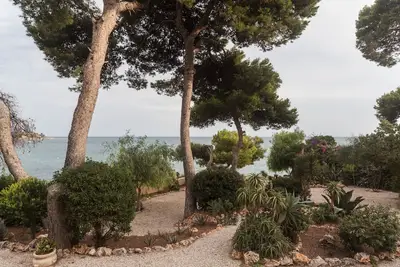 Image de chalet con piscina en primera lĂnea de mar. Excepcionales vistas