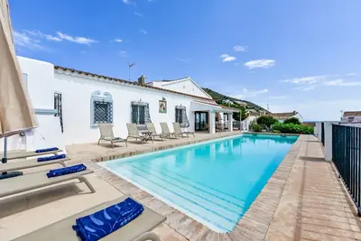 Image de Villa à louer à El Portet de Moraira, San Vicente, 50 mts de l'eau et piscine privée.