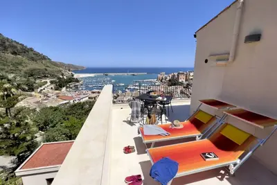 Image de Terrasse avec vue sur la mer. Appartement avec terrasse vue mer sur le port.