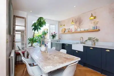 Image de Maison colorée de quatre chambres avec jardin, près de la station de métro (Veeve)