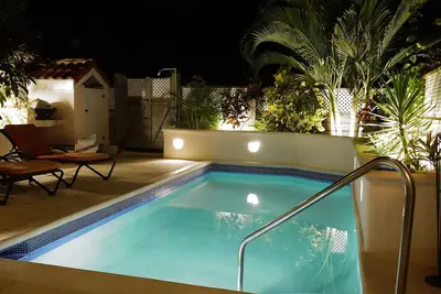 Image de Villa de 3 chambres avec patio privé et piscine, climatisation et wifi gratuit.