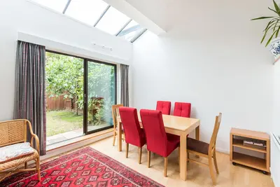 Image de Maison lumineuse avec 4 chambres à Prime West Hampstead avec jardin et garage