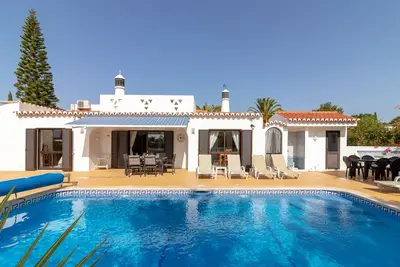 Image de Villa de 3 chambres avec piscine chauffée et table de ping-pong, à 5 minutes en voiture des plages et de la ville