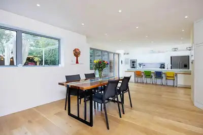 Image de Spacieuse maison familiale de 5 chambres à Wimbledon, pour 9 personnes, à pied du tennis! (Veeve)