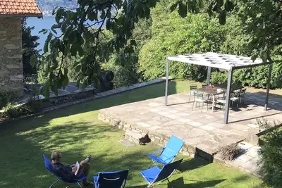 Image de Maison authentique. Jardin et terrasse sur toit. Vue sur le lac de CĂ´me.
