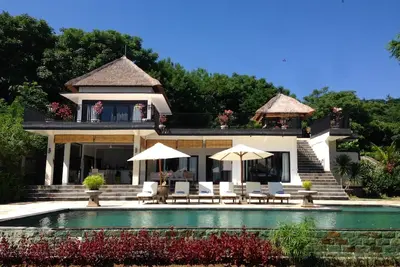 Image de Spacieuse villa de luxe avec une vue imprenable sur les collines et la mer