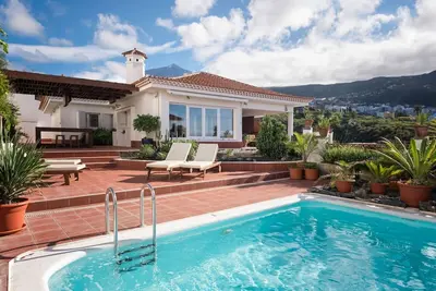 Image de Piscine privée chauffée, vue sur la mer et le Teide, wifi, concierge à Villa [apt G]