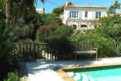 Image de Tout près de la plage! Villa avec piscine sécurisée et joli jardin 10-12 pers