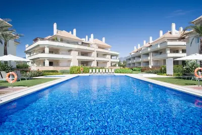 Image de 311 Lux-Serv Apart-Estepona, 2 chambres, toute l'année 28c, piscine chauffée de 20m. Vue sur la mer