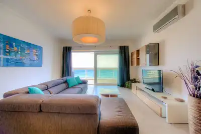 Image de Seafront Luxury Apt With Pool