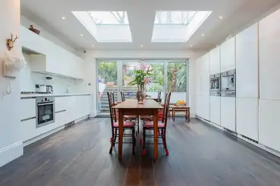 Image de Grande maison familiale de 4 chambres au nord de Londres. Espace extérieur et tennis de table (Veeve)