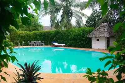 chalet familial avec piscine clôturée le seul à Diani Beach.