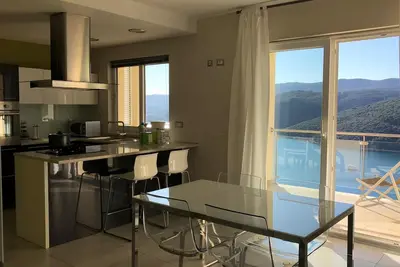 Nouvel appartement (128m2), terrasse, vue sur la mer, A / C, Wifi gratuit et stationnement
