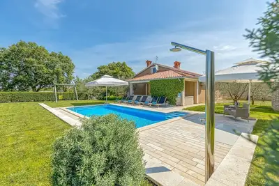 Image de Villa Ruza avec piscine dans un jardin paysager paisible et agréable