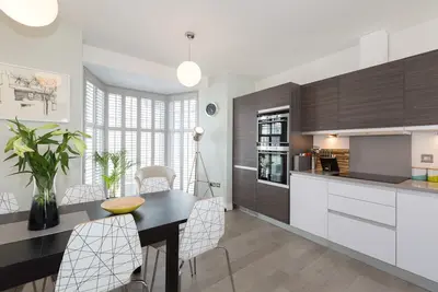 Image de Superbe maison de ville récemment rénovée dans le centre de St Ives avec jardin et parking fermé