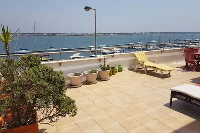 Appartement en duplex de 3 chambres avec piscine et garage à 100 mètres de la plage