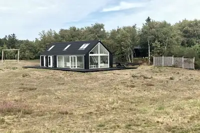 Image de Maison de vacances moderne et lumineuse dans la nature avec vue sur la mer
