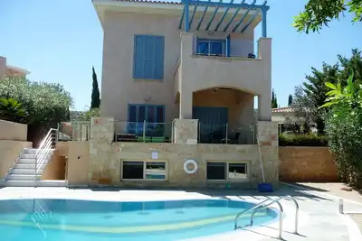 Image de Villa à Latchi, Chypre, sur la plage de Yiannakis, près des thermes d'Aphrodite et du parc Akamas