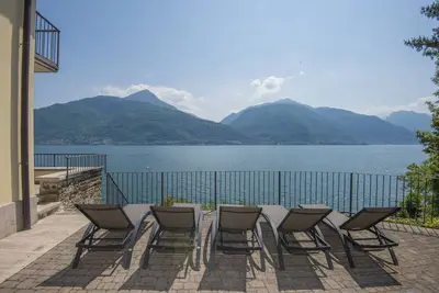 Image de Villa exceptionnelle au bord du lac de CĂ´me!