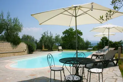Image de Villa avec piscine privée dans une position panoramique, idéale pour ceux qui recherchent le contact