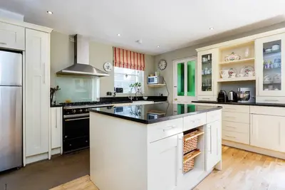 Image de Maison bien-aimée et beau jardin confortable avec vue sur les toits de Londres (Veeve)