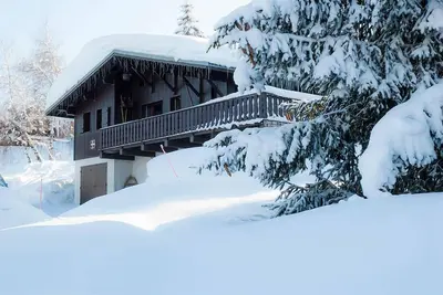 Image de Chalet l'Hermine au pied des pistes dans le domaine Espace Diamant.