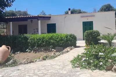 Image de villa de campagne sur une colline près des sites de kitesurf et à 4 km du centre historique