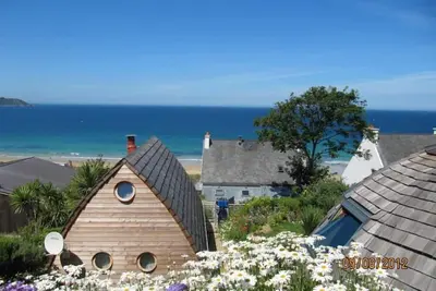 Image de Pieds dans l'eau, maison en bois avec terrasse, vue mer imprenable.