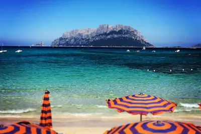 Image de Belle baie de sable blanc et mer claire en face de l'île Tavolara