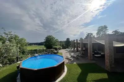 Spalitri la Villa entourée de collines verdoyantes à Lonato