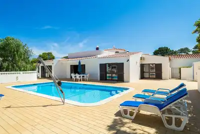 Image de Villa de 3 chambres avec piscine, à 10 minutes à pied du parcours de golf et de la plage, à 5 minutes en voiture de la ville